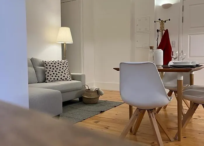 Quiet, Bright Near Bolhao Apartment