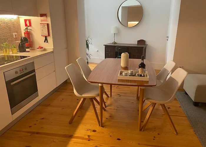 Quiet, Bright Near Bolhao アパート ポルト